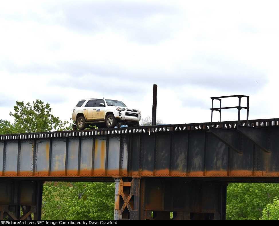 CSX 98135 Checking the Tracks